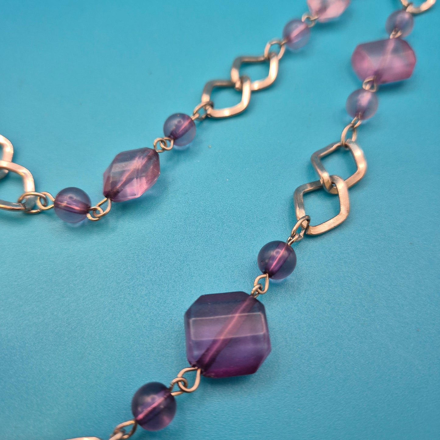 Romantische Vintage-Doppelkette mit Rosen-Applikationen und Violett-Akzenten
