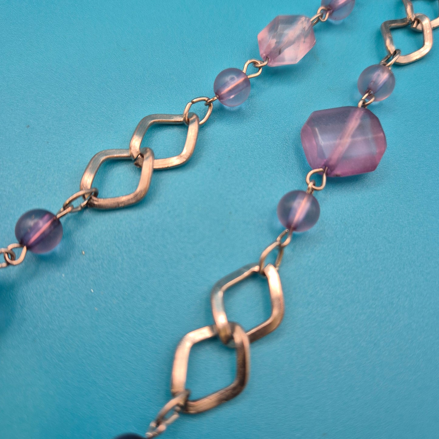 Romantische Vintage-Doppelkette mit Rosen-Applikationen und Violett-Akzenten