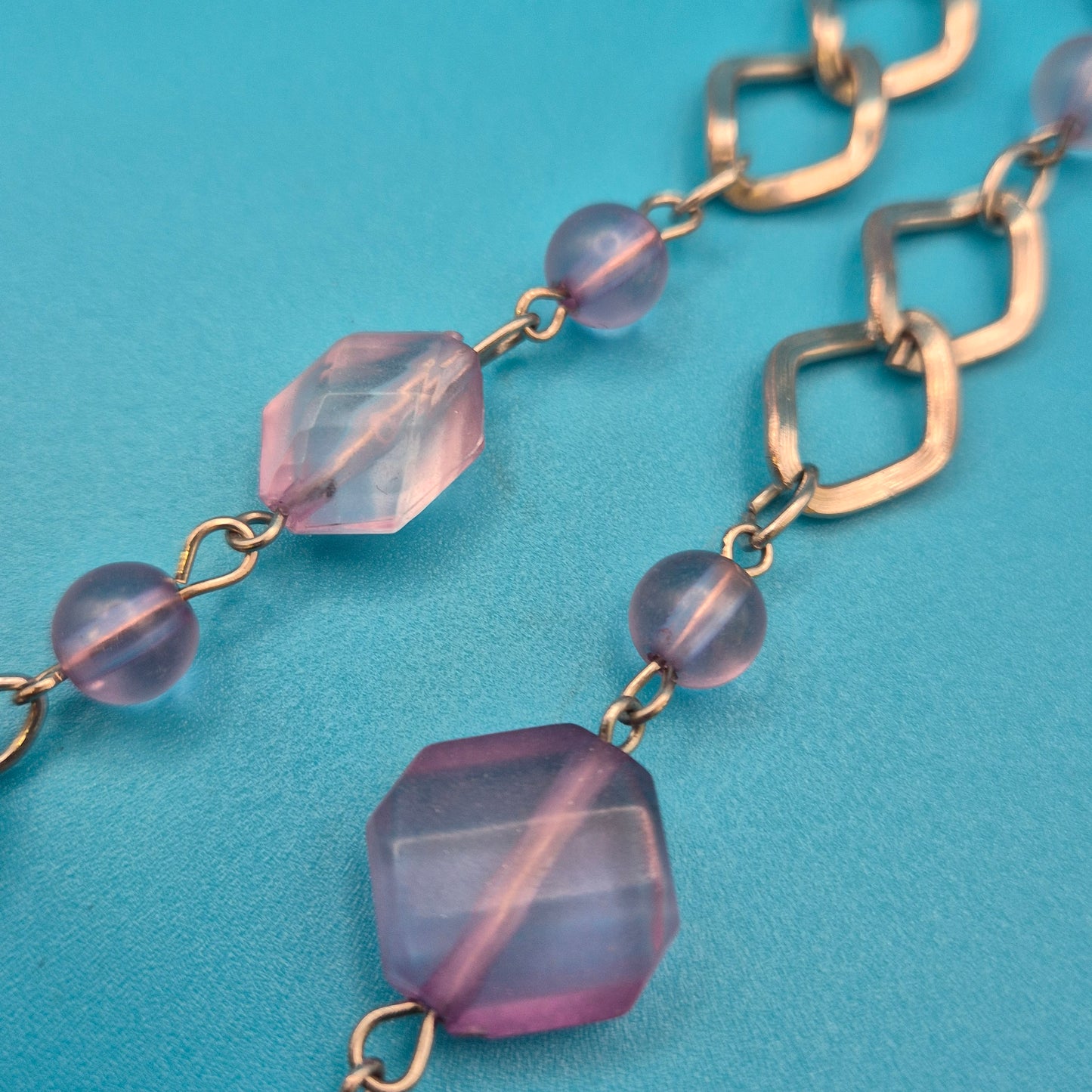 Romantische Vintage-Doppelkette mit Rosen-Applikationen und Violett-Akzenten