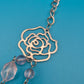 Romantische Vintage-Doppelkette mit Rosen-Applikationen und Violett-Akzenten