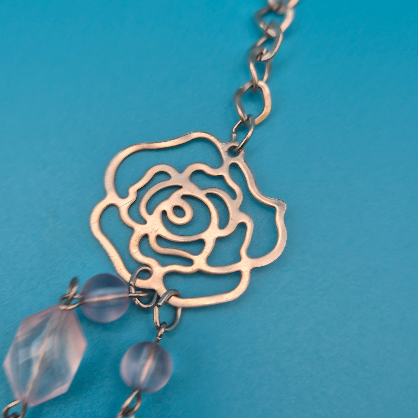 Romantische Vintage-Doppelkette mit Rosen-Applikationen und Violett-Akzenten