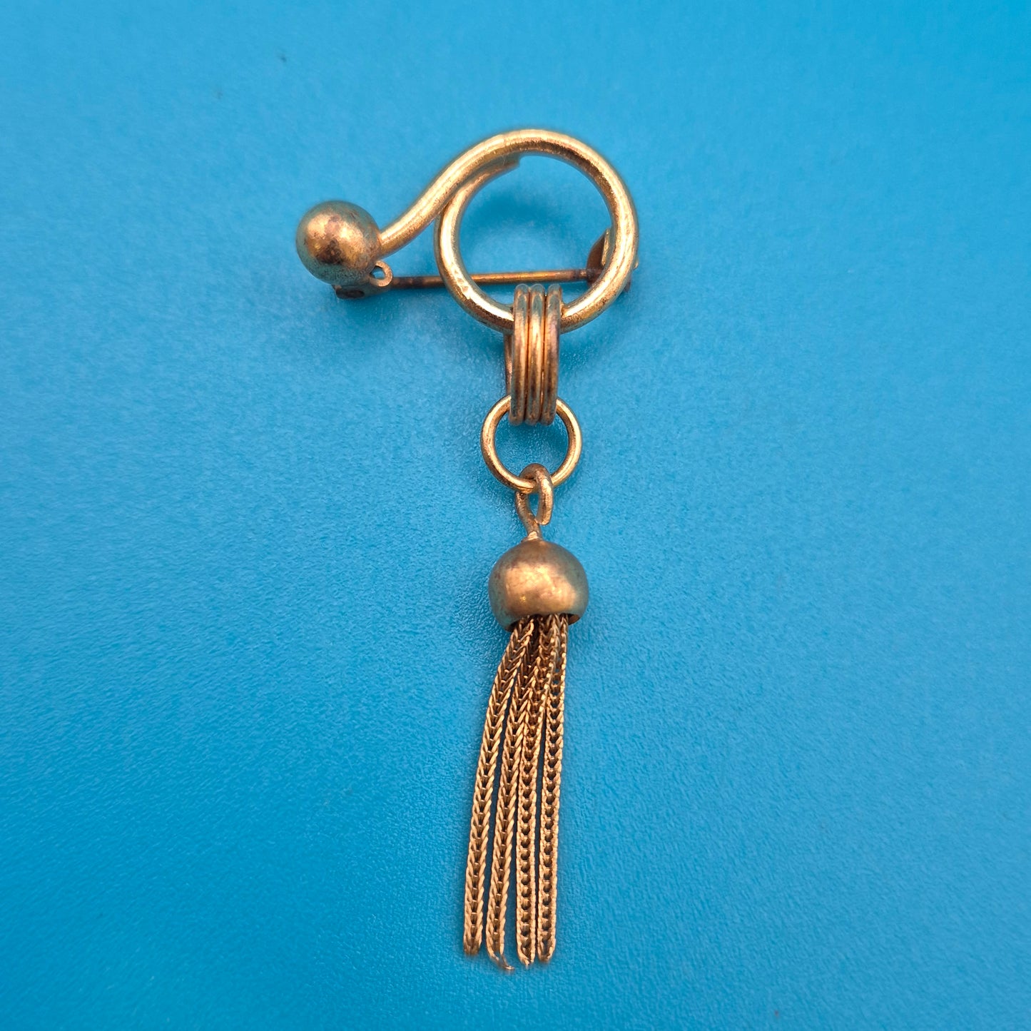 Vintage Brosche mit filigranem Quasten-Anhänger in Gold-Optik