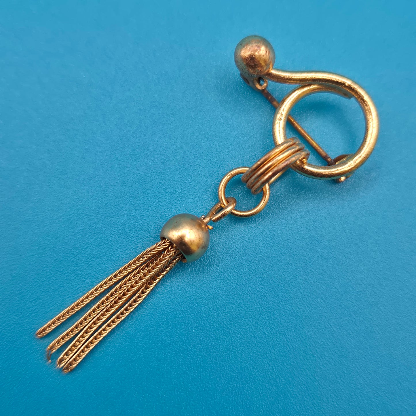 Vintage Brosche mit filigranem Quasten-Anhänger in Gold-Optik
