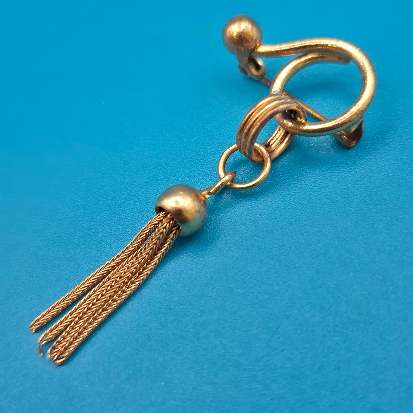 Vintage Brosche mit filigranem Quasten-Anhänger in Gold-Optik