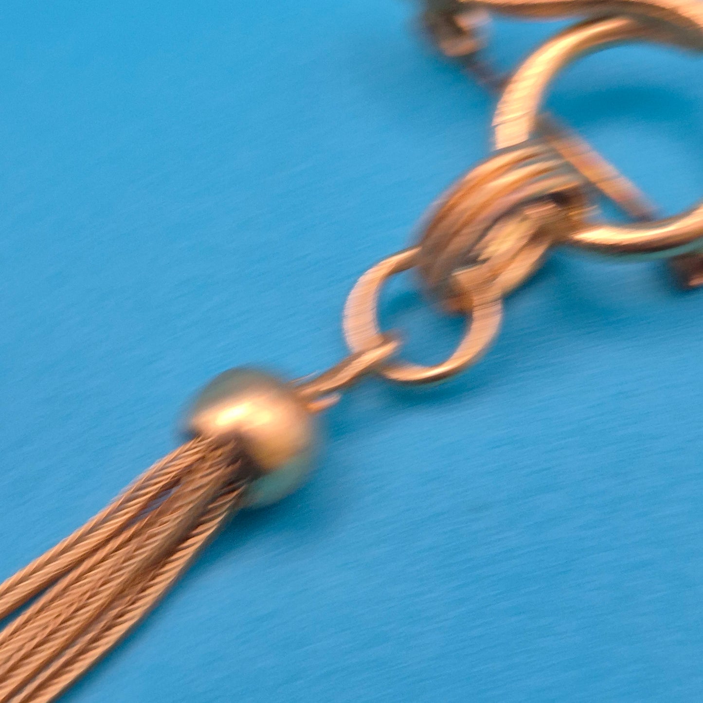 Vintage Brosche mit filigranem Quasten-Anhänger in Gold-Optik