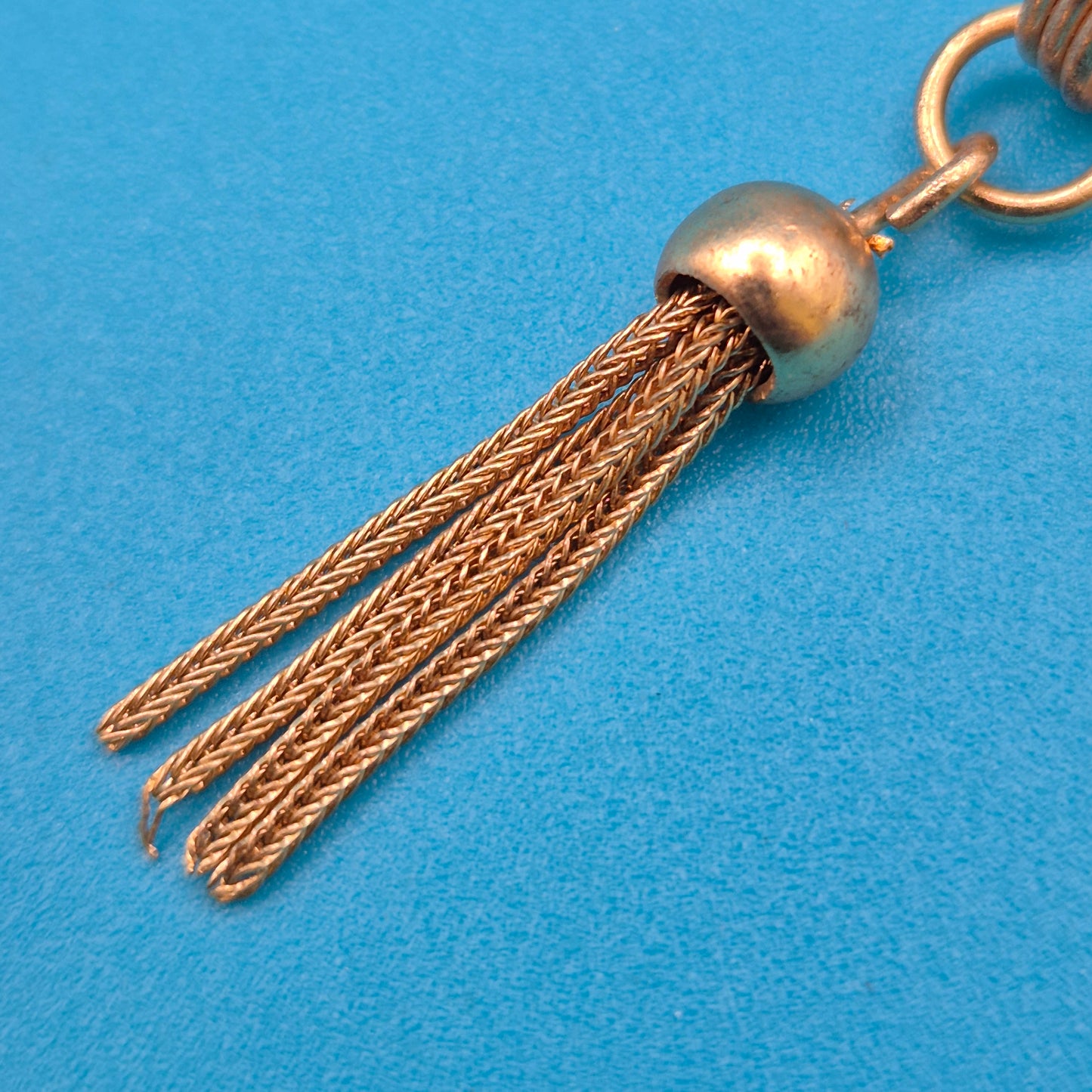 Vintage Brosche mit filigranem Quasten-Anhänger in Gold-Optik