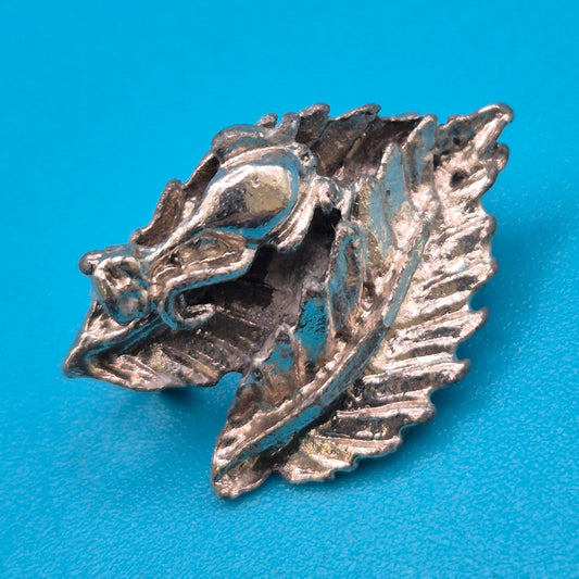 Vintage Brosche in Blattform mit filigraner Katzenfigur Silberfarben