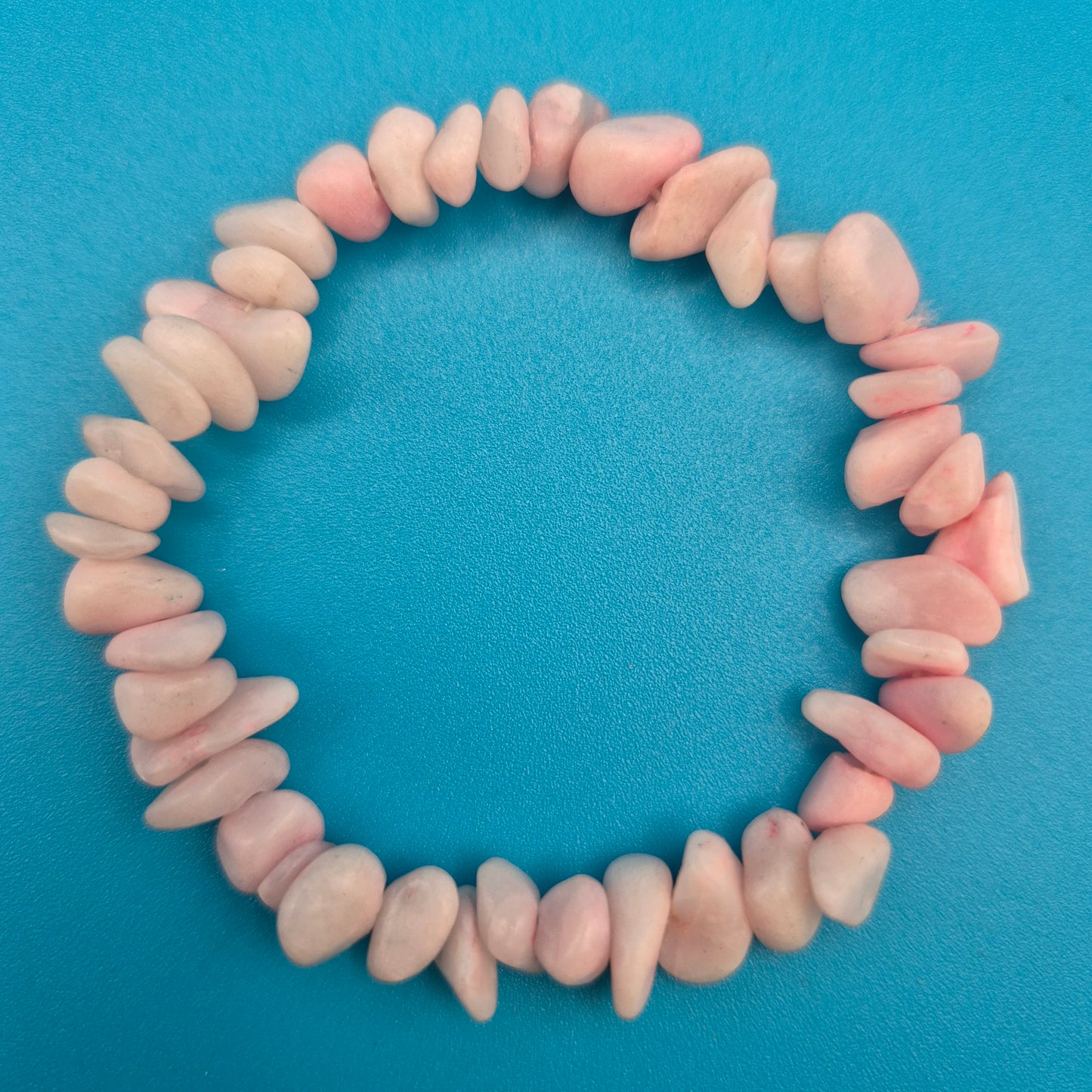 Zartes Armband aus pastellrosa Edelstein-Splittern