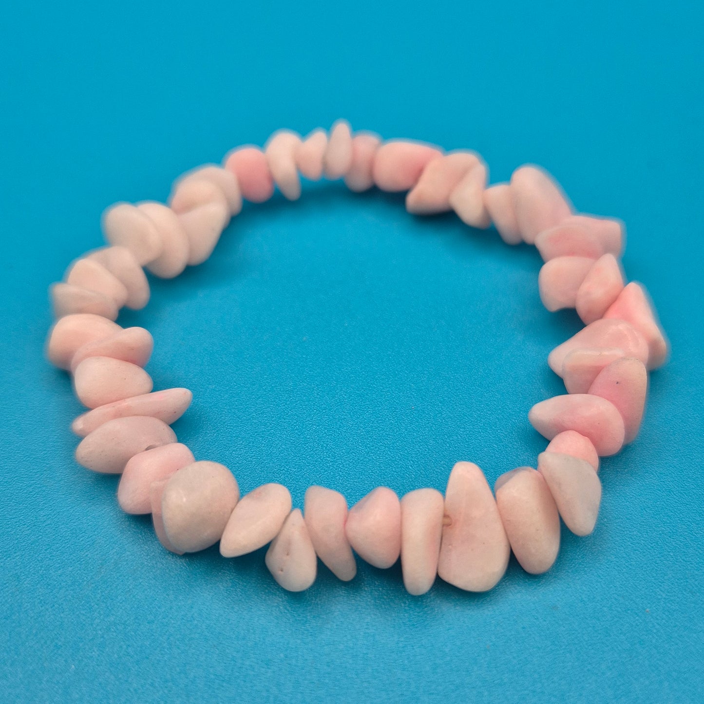 Zartes Armband aus pastellrosa Edelstein-Splittern