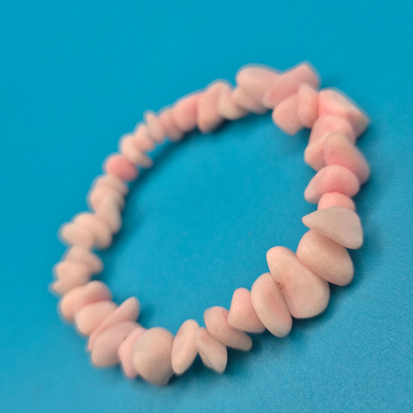 Zartes Armband aus pastellrosa Edelstein-Splittern