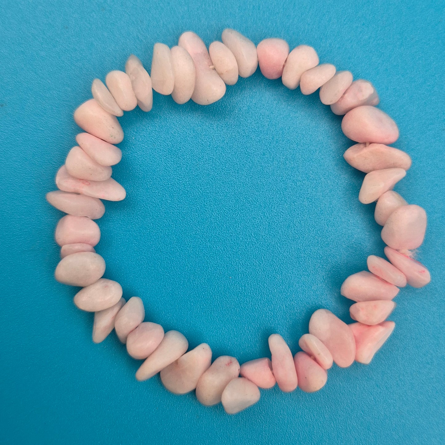 Zartes Armband aus pastellrosa Edelstein-Splittern