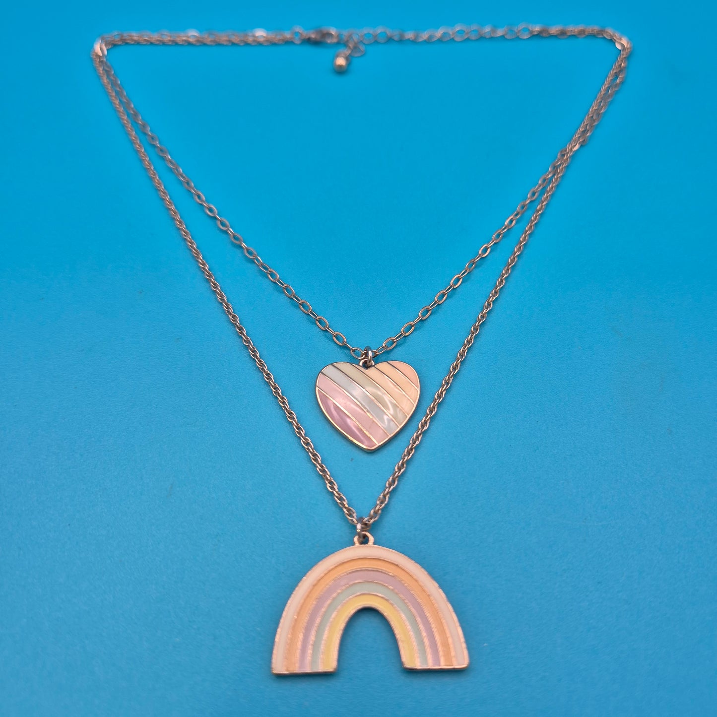 Vintage Lagen-Kette mit Regenbogen und Herz-Anhänger Pastell