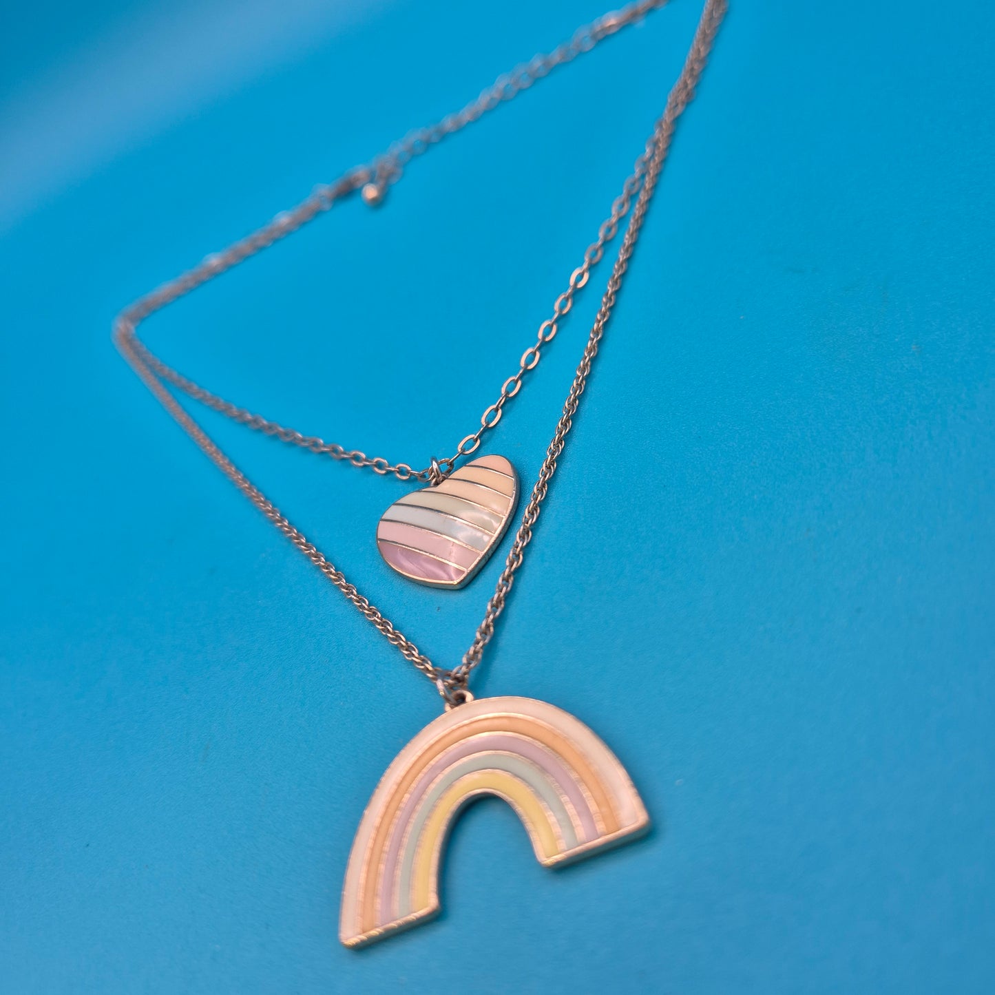 Vintage Lagen-Kette mit Regenbogen und Herz-Anhänger Pastell