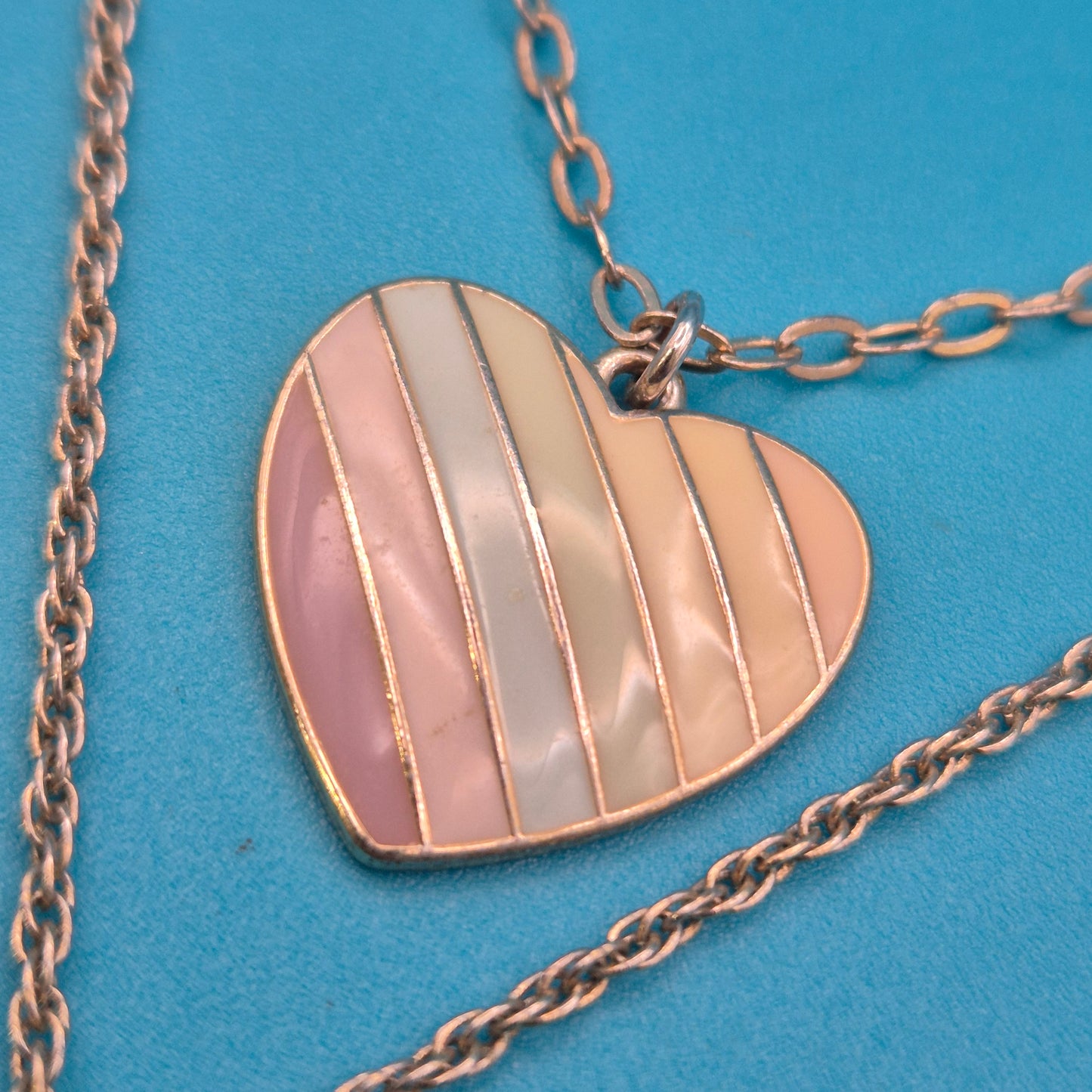Vintage Lagen-Kette mit Regenbogen und Herz-Anhänger Pastell