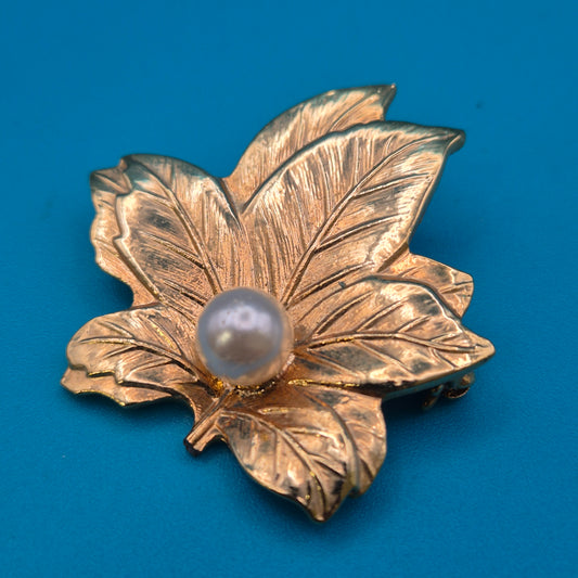 Vintage Goldfarbene Ahornblatt Brosche mit Perle