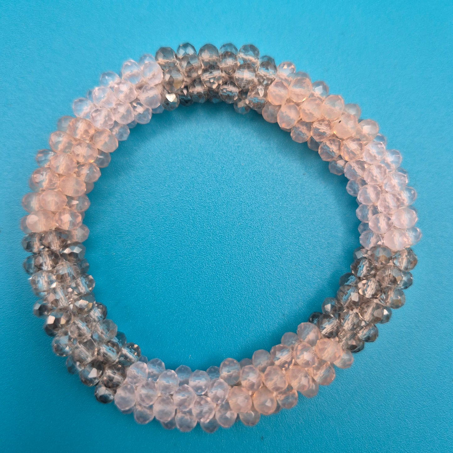 Funkelndes Perlen-Armband in Zartrosa und Anthrazit