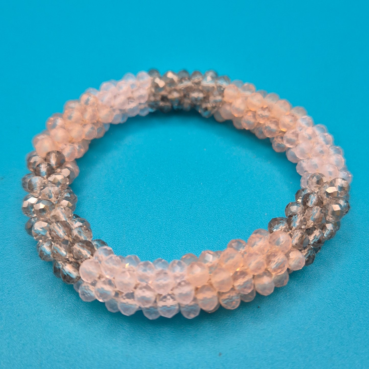Funkelndes Perlen-Armband in Zartrosa und Anthrazit
