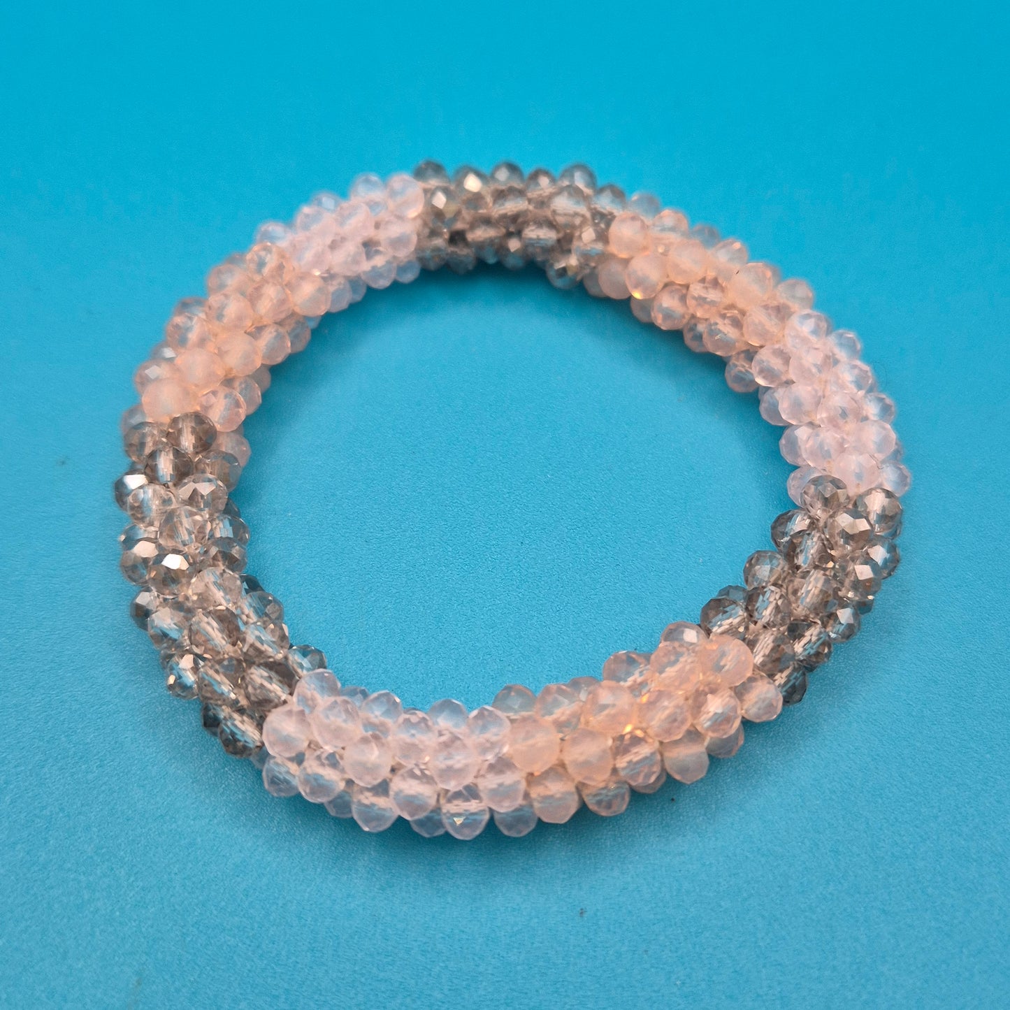 Funkelndes Perlen-Armband in Zartrosa und Anthrazit