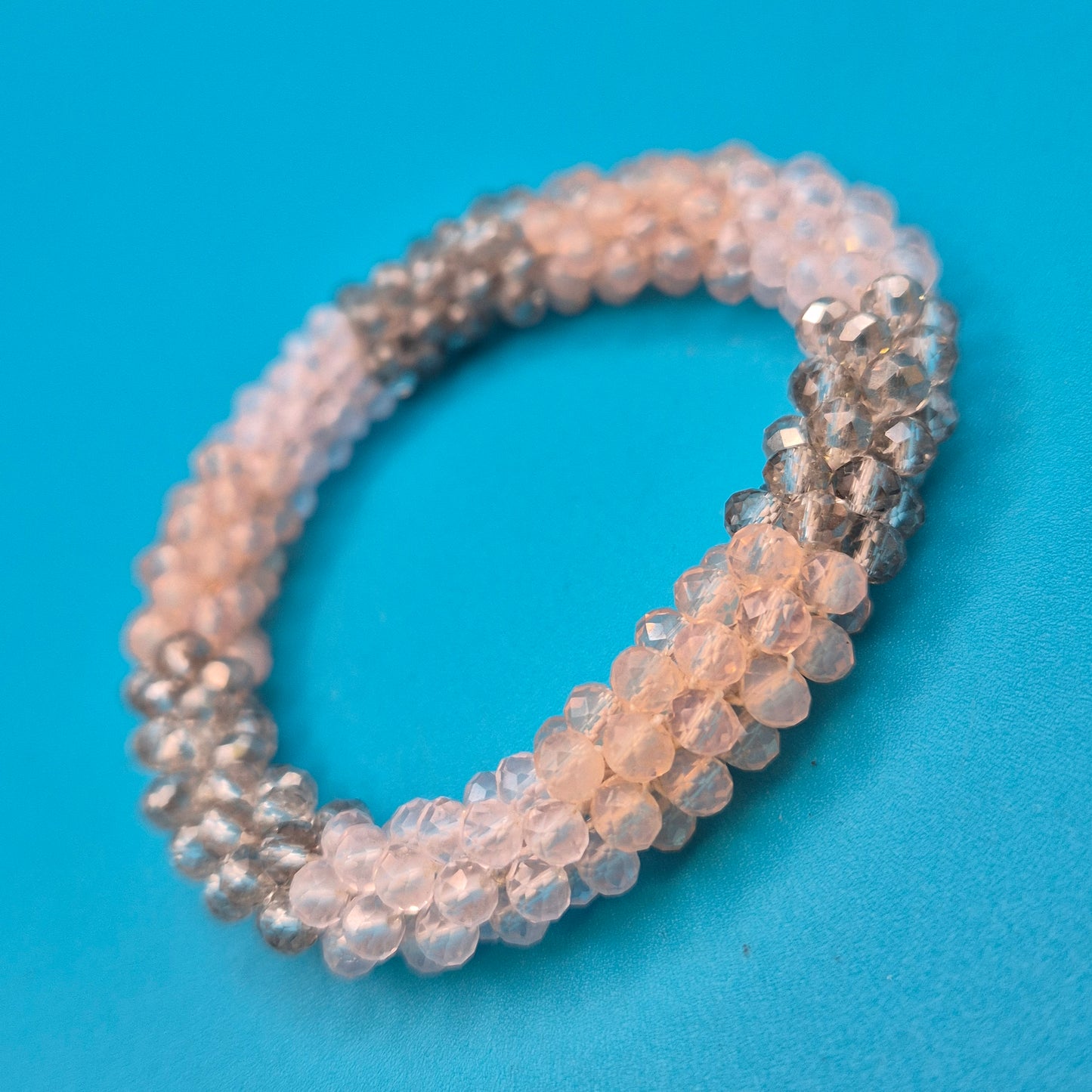 Funkelndes Perlen-Armband in Zartrosa und Anthrazit