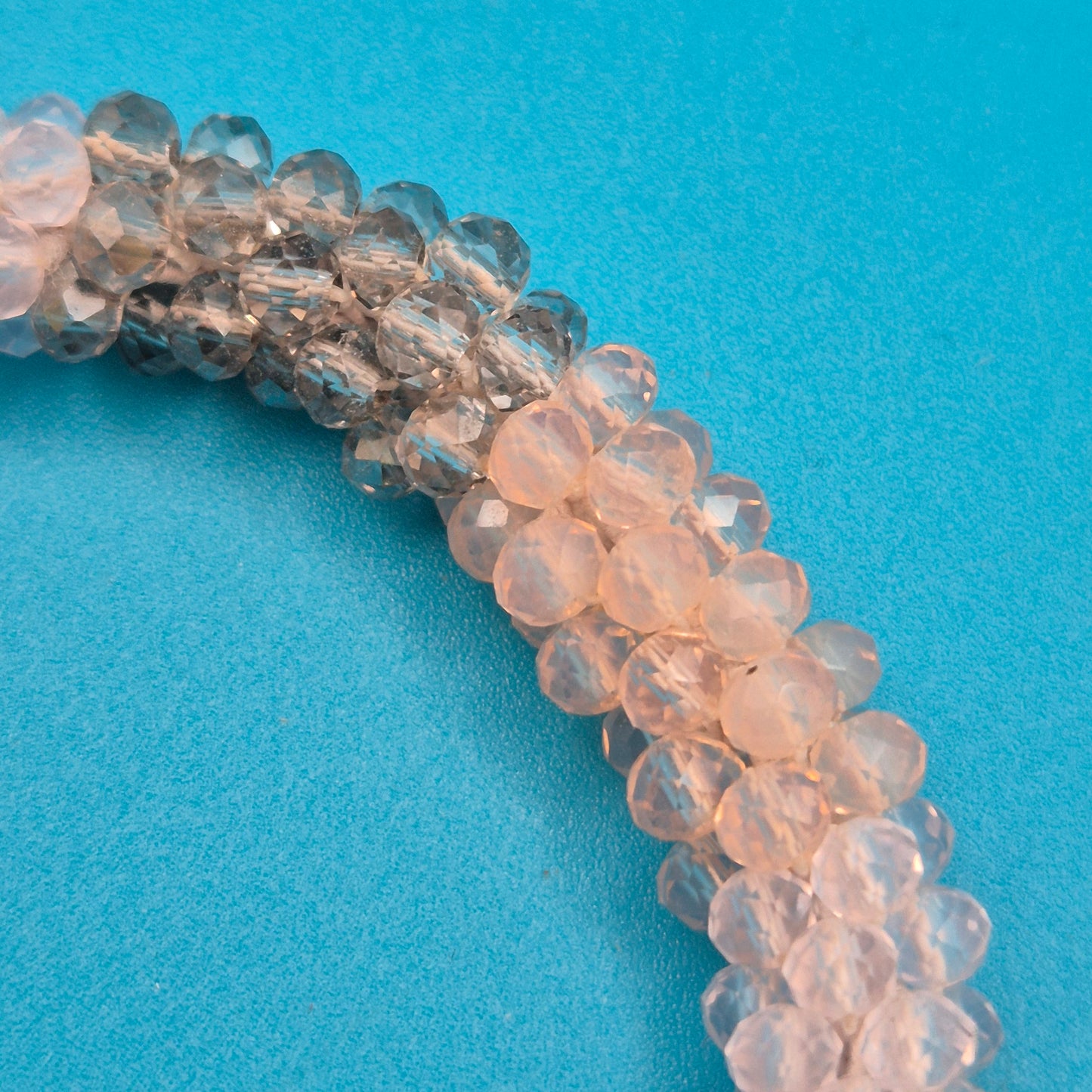 Funkelndes Perlen-Armband in Zartrosa und Anthrazit