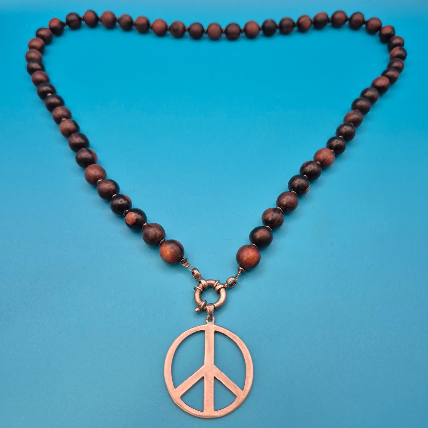 Vintage Holzperlen-Kette mit Peace-Anhänger im Kupfer-Look