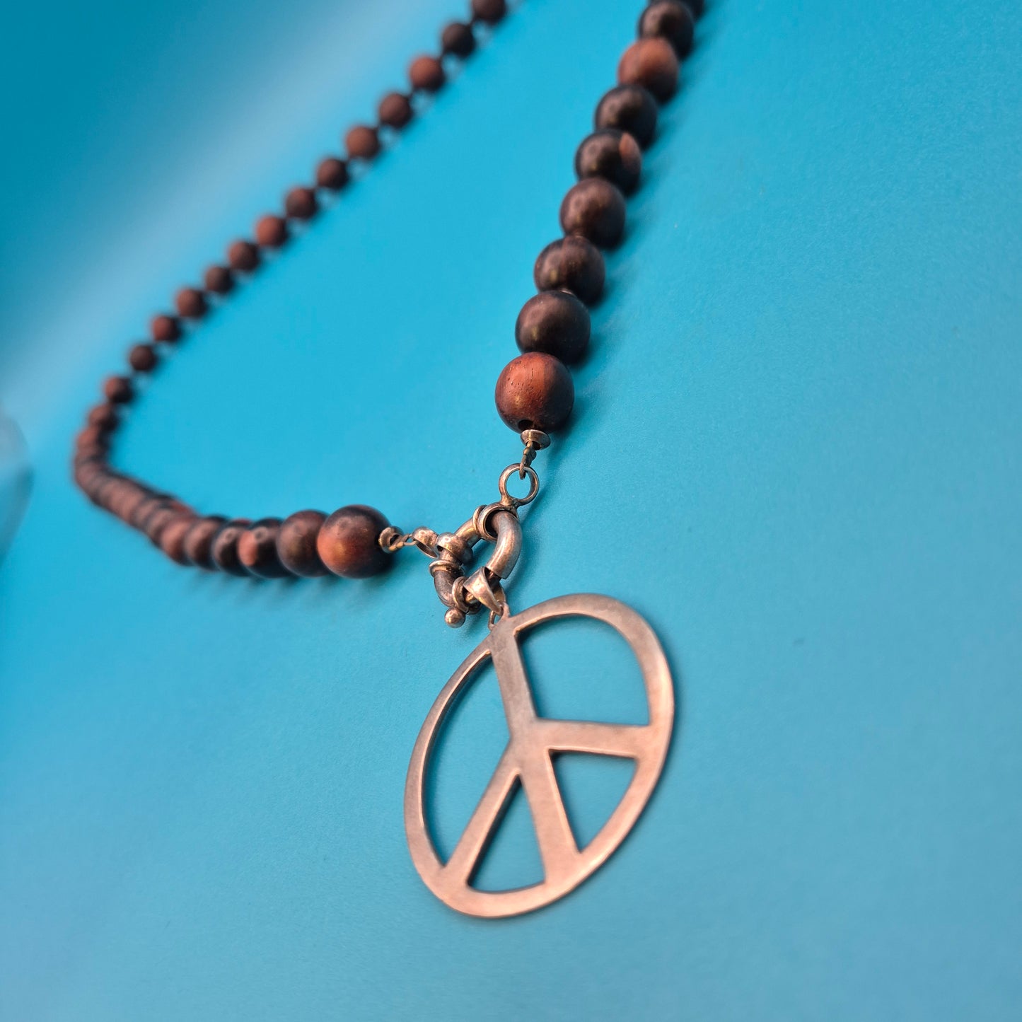 Vintage Holzperlen-Kette mit Peace-Anhänger im Kupfer-Look