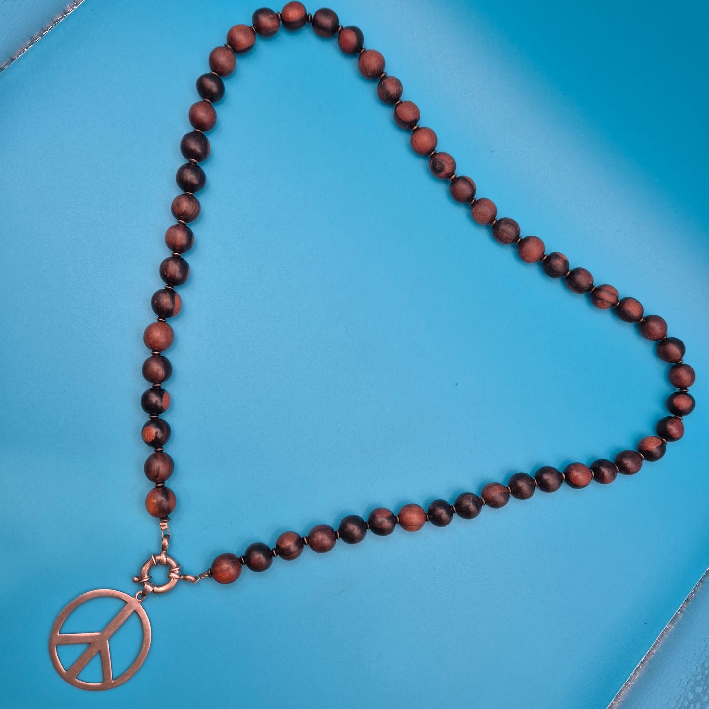 Vintage Holzperlen-Kette mit Peace-Anhänger im Kupfer-Look