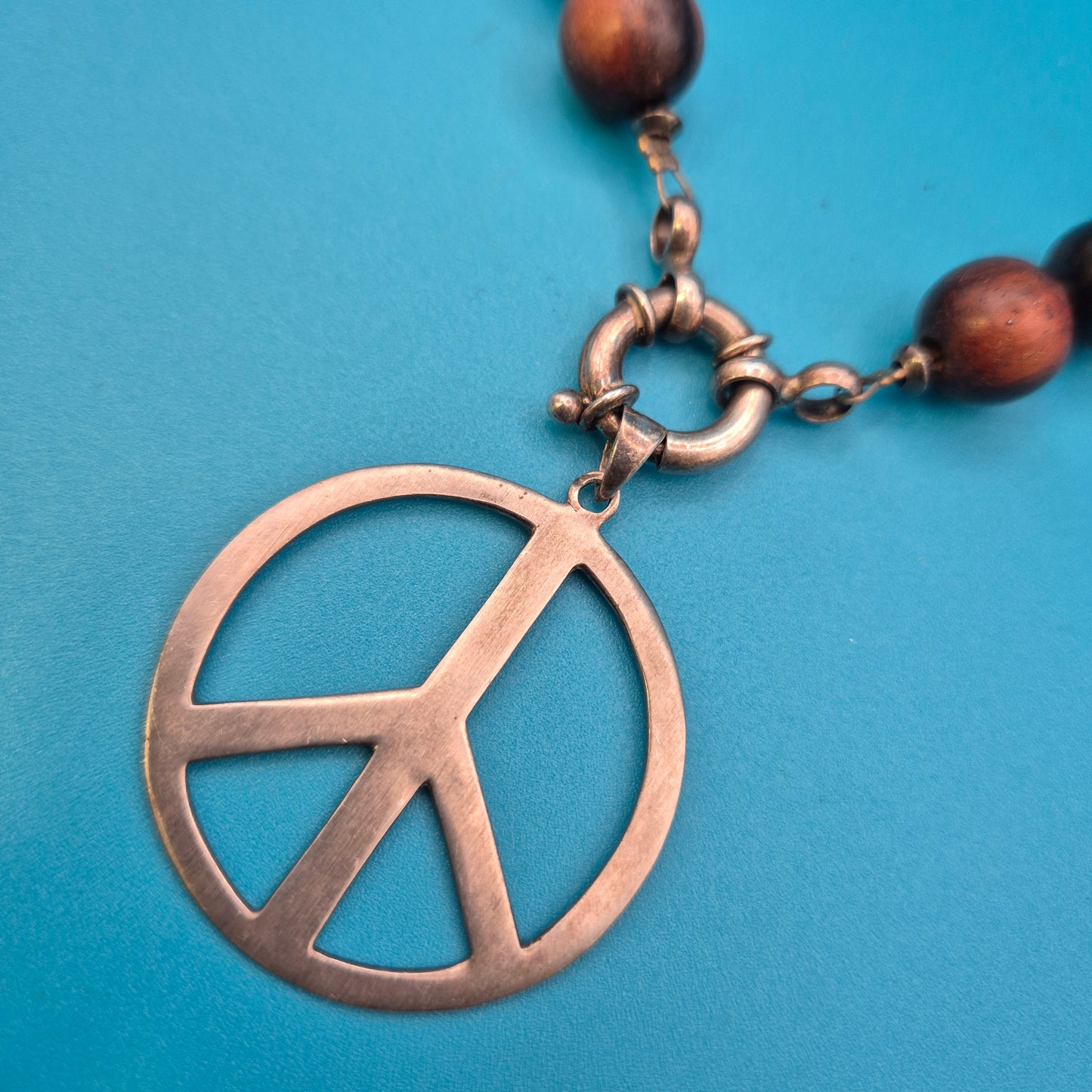Vintage Holzperlen-Kette mit Peace-Anhänger im Kupfer-Look