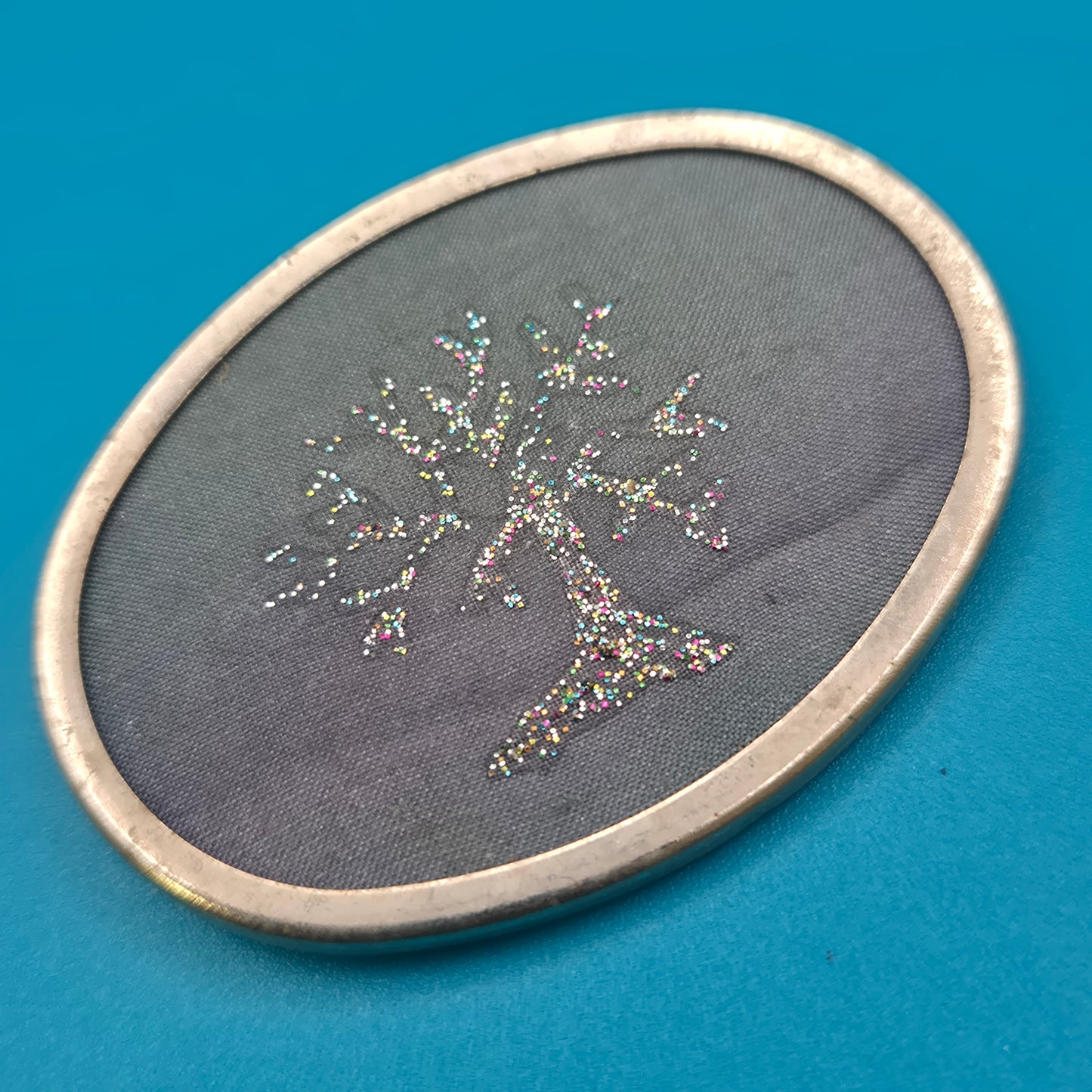 Vintage ovale Brosche mit glitzerndem Baum-Motiv in Silberoptik