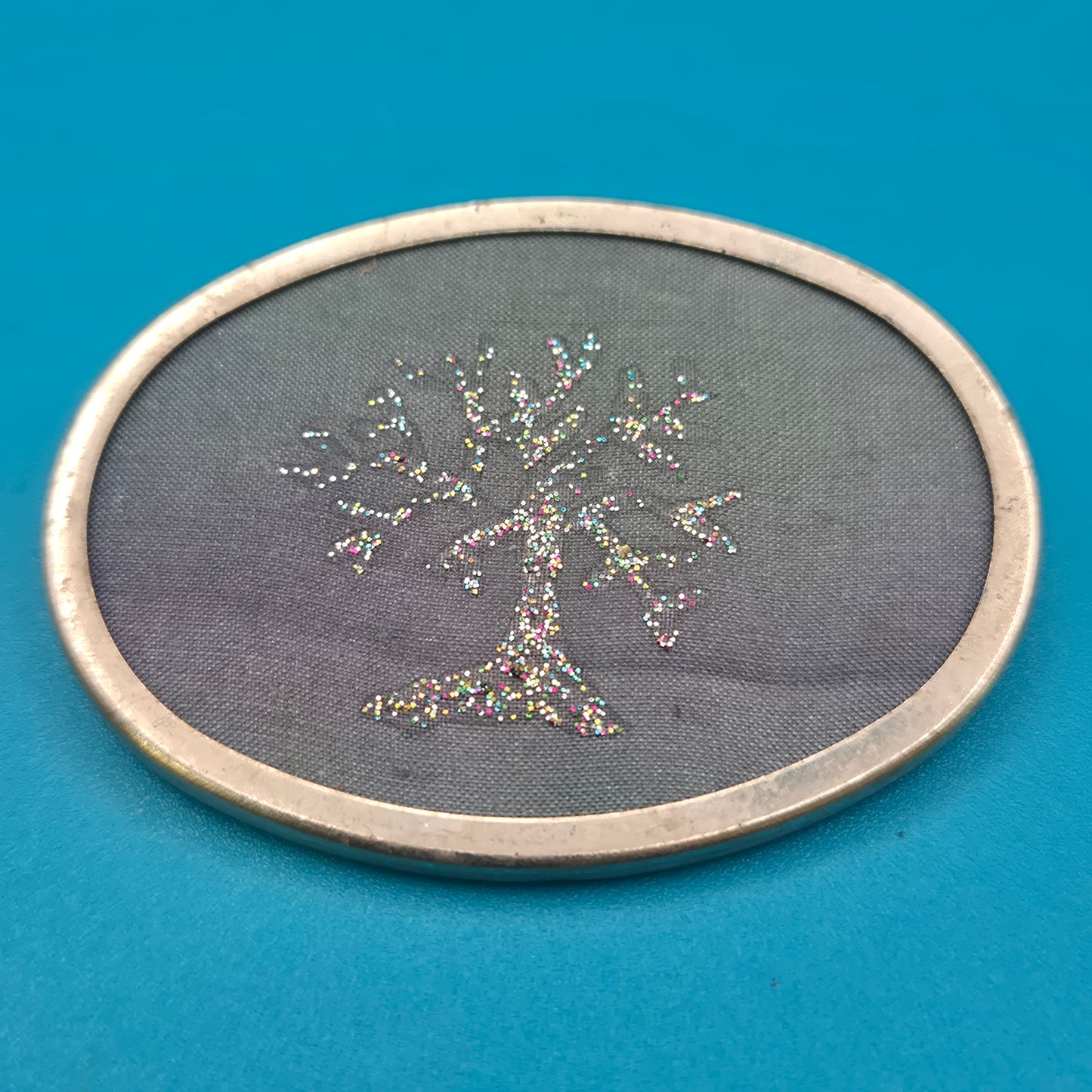Vintage ovale Brosche mit glitzerndem Baum-Motiv in Silberoptik