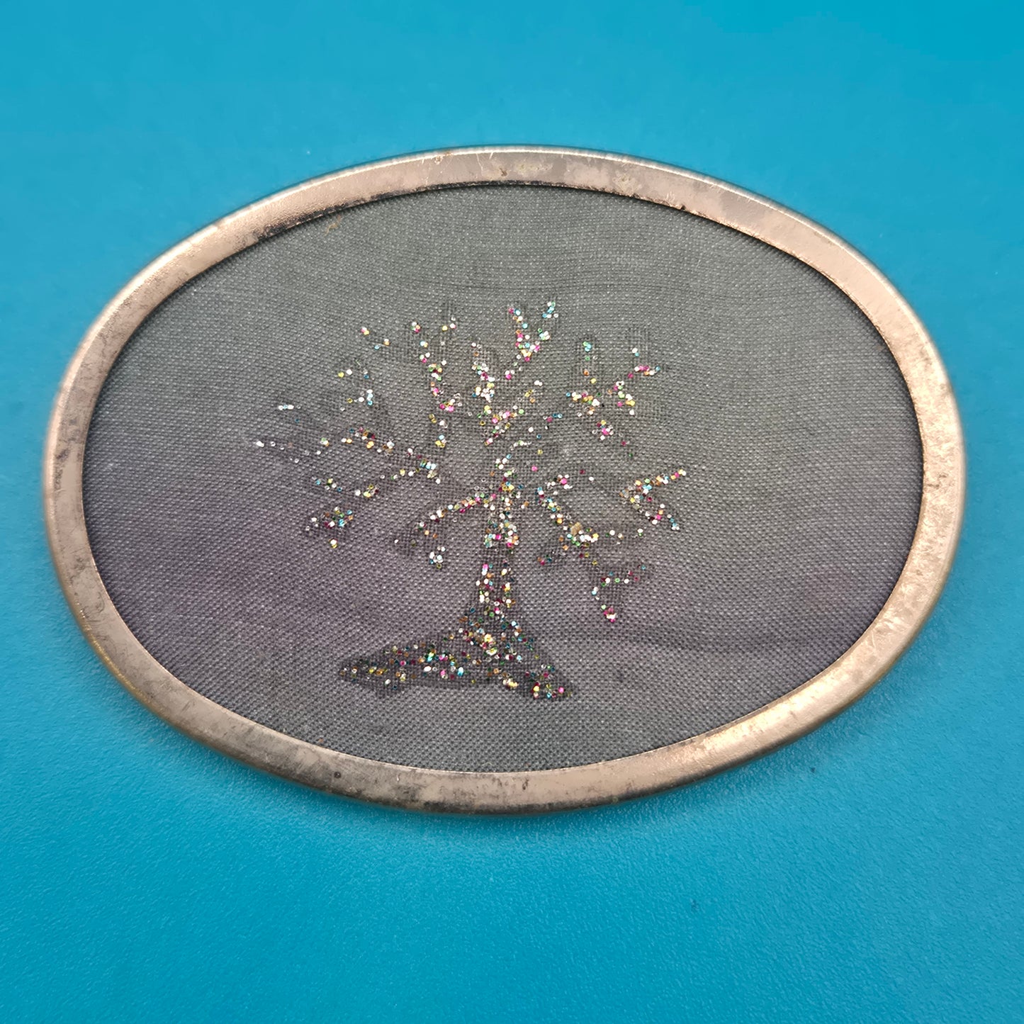 Vintage ovale Brosche mit glitzerndem Baum-Motiv in Silberoptik