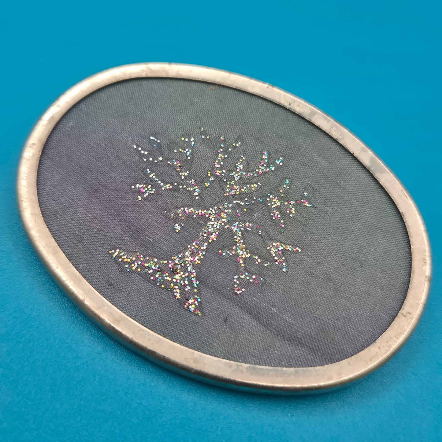 Vintage ovale Brosche mit glitzerndem Baum-Motiv in Silberoptik