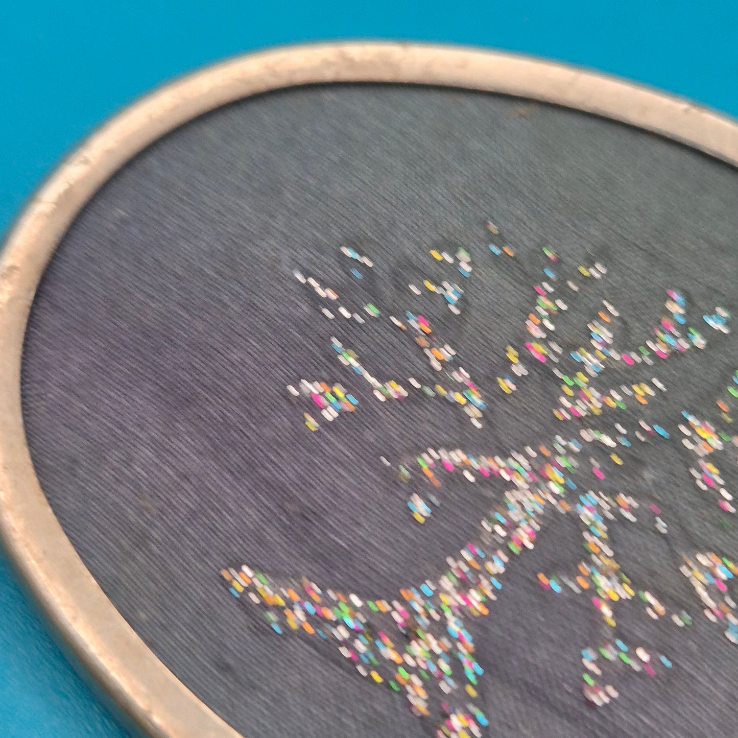 Vintage ovale Brosche mit glitzerndem Baum-Motiv in Silberoptik