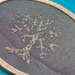 Vintage ovale Brosche mit glitzerndem Baum-Motiv in Silberoptik