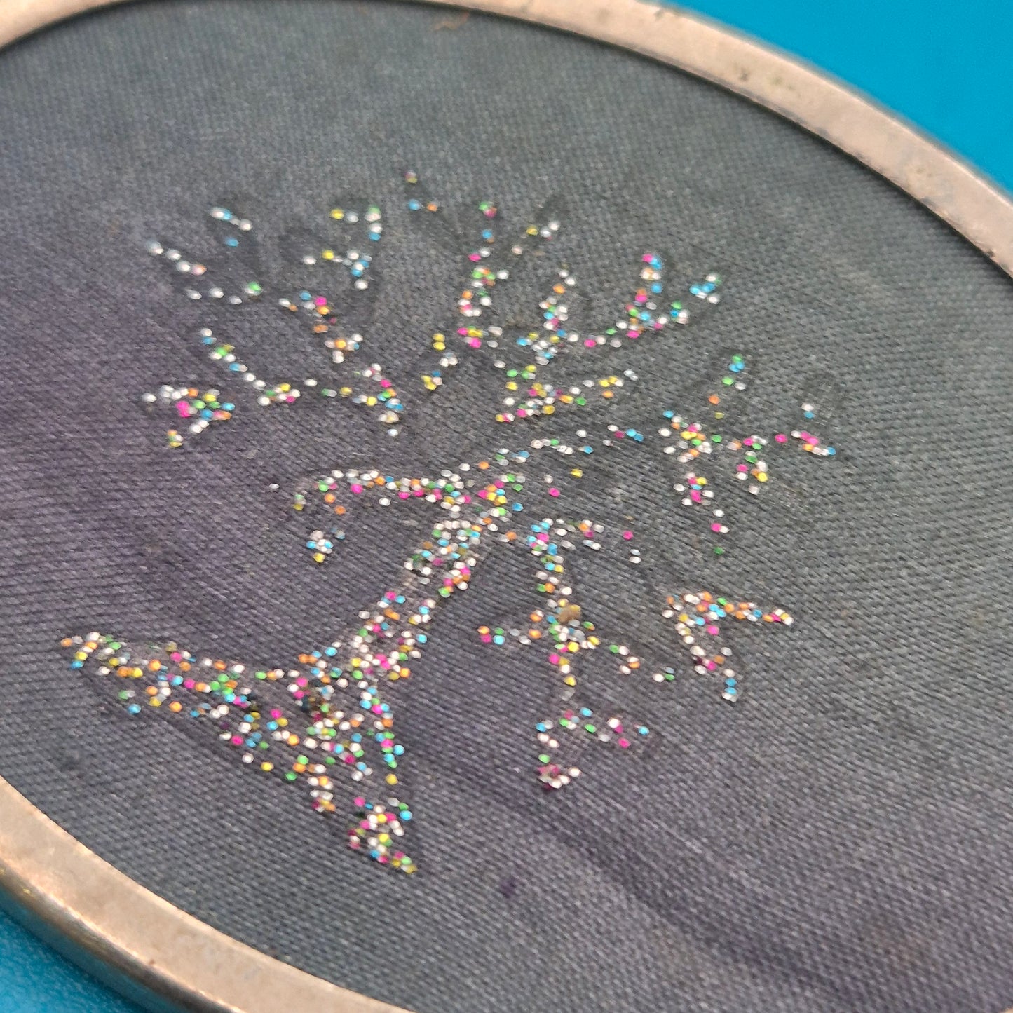Vintage ovale Brosche mit glitzerndem Baum-Motiv in Silberoptik