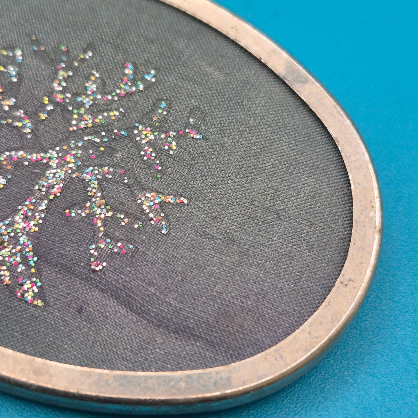 Vintage ovale Brosche mit glitzerndem Baum-Motiv in Silberoptik