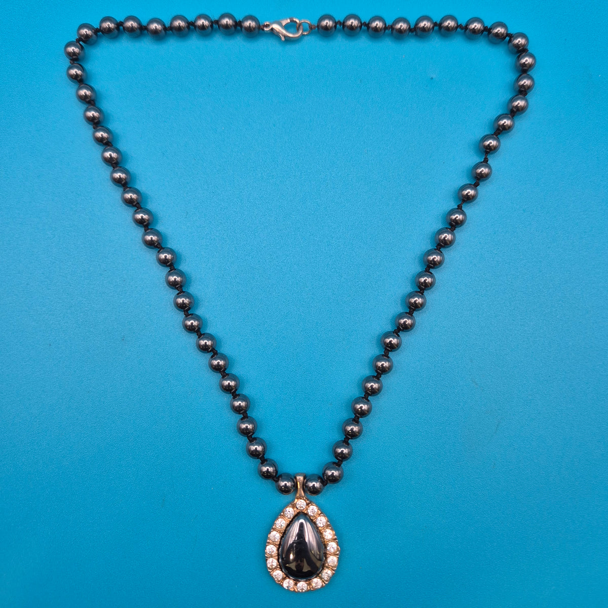 Elegante Vintage Kette mit anthrazitfarbenen Perlen & Tropfen-Anhänger