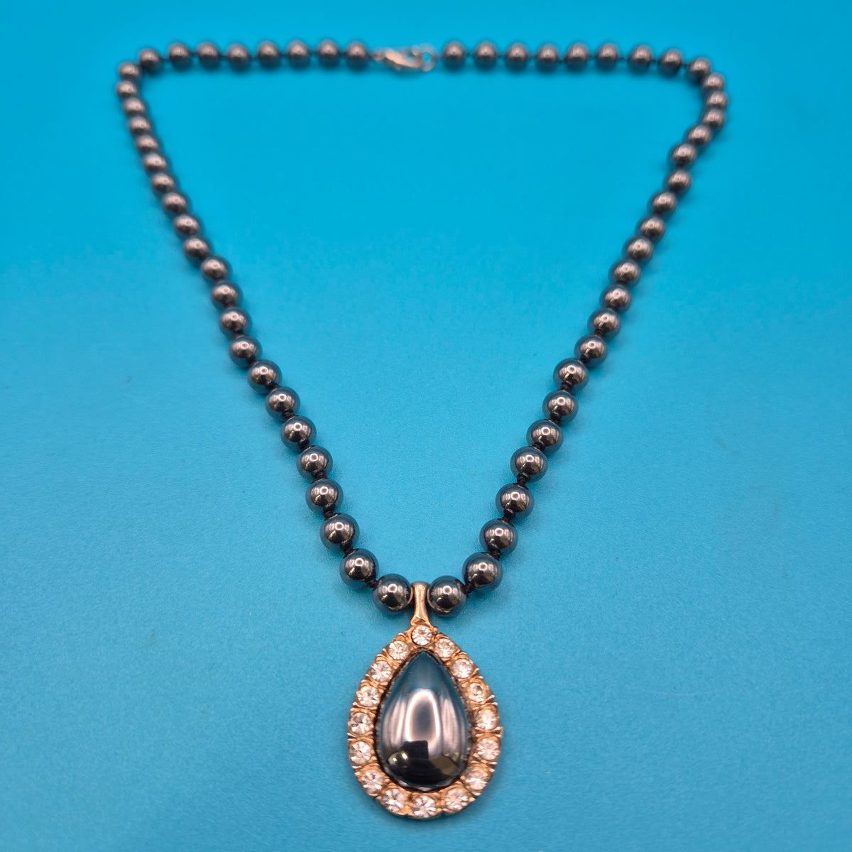 Elegante Vintage Kette mit anthrazitfarbenen Perlen & Tropfen-Anhänger