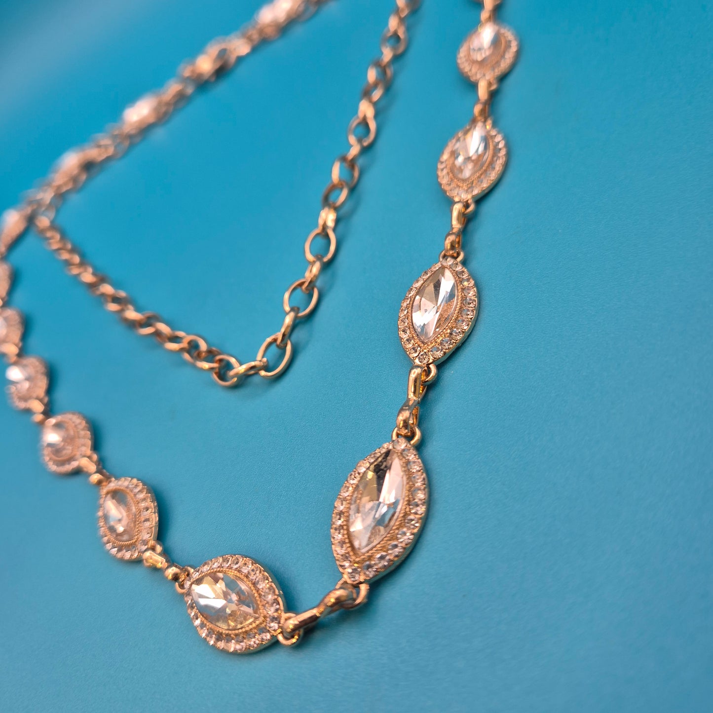 Elegante Vintage Goldfarbene Marquise-Kristallkette mit Gliederkette