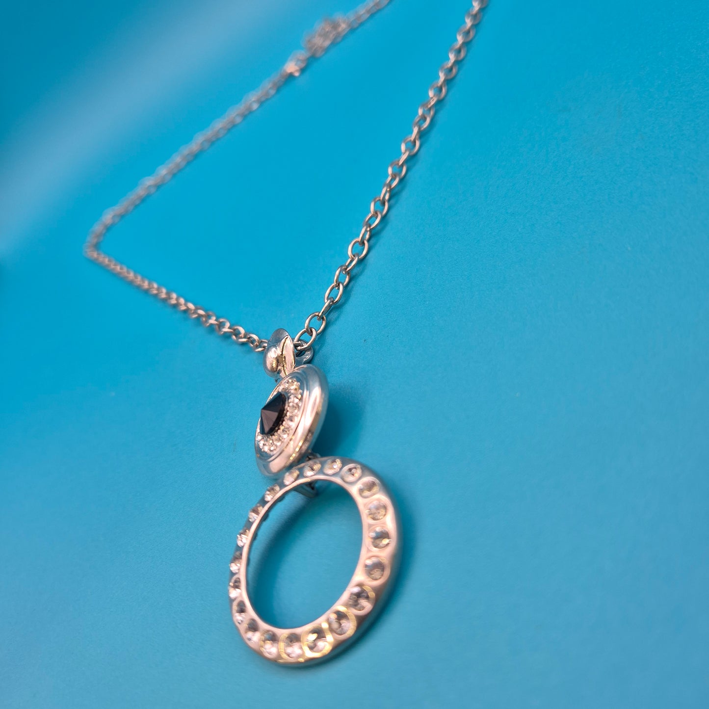 Elegante Vintage-Kette mit glitzerndem Anhänger und Kristall-Detail
