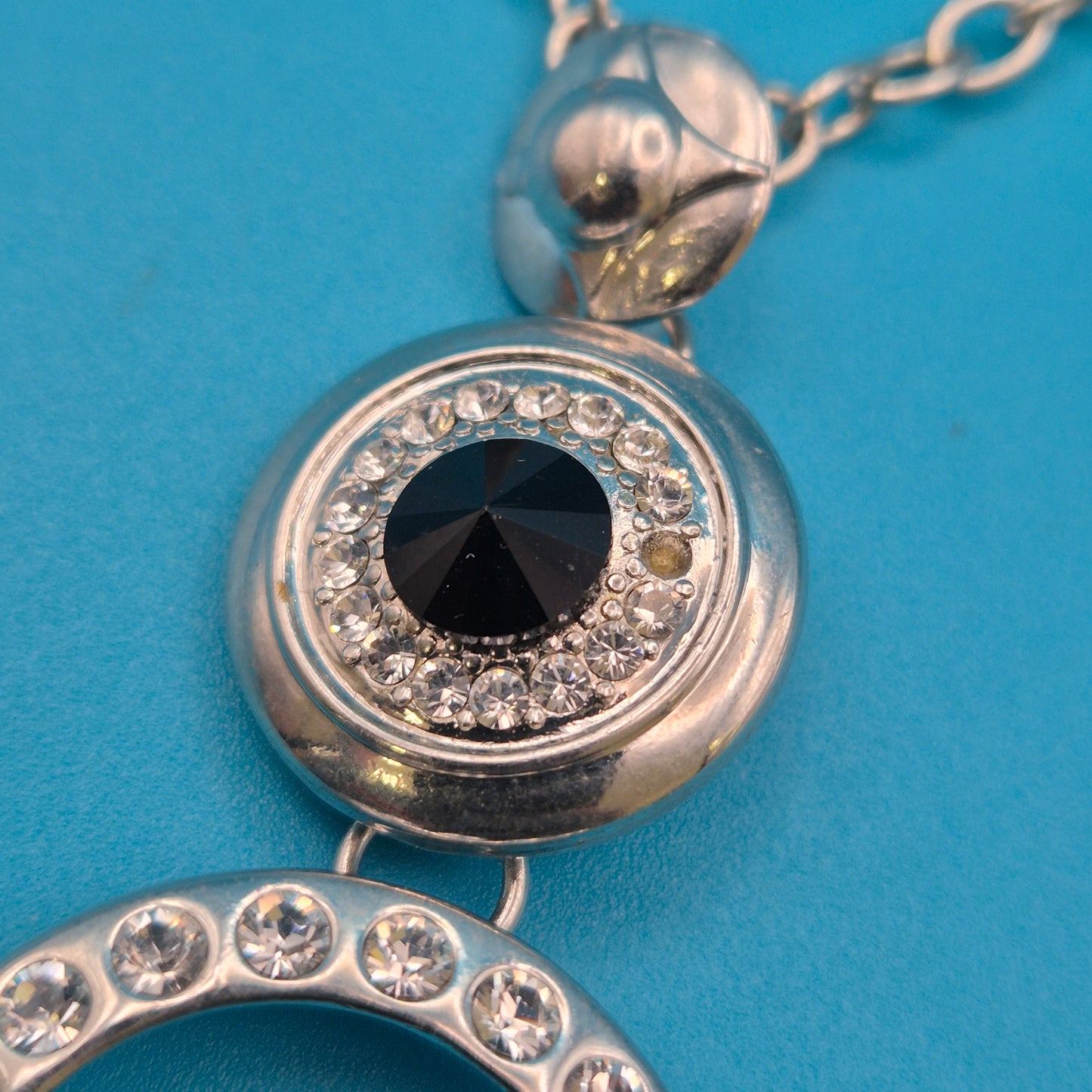 Elegante Vintage-Kette mit glitzerndem Anhänger und Kristall-Detail