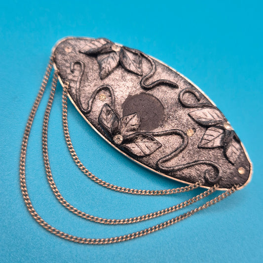 Vintage Brosche in Navette-Form mit Ketten-Elementen und floralem Dekor