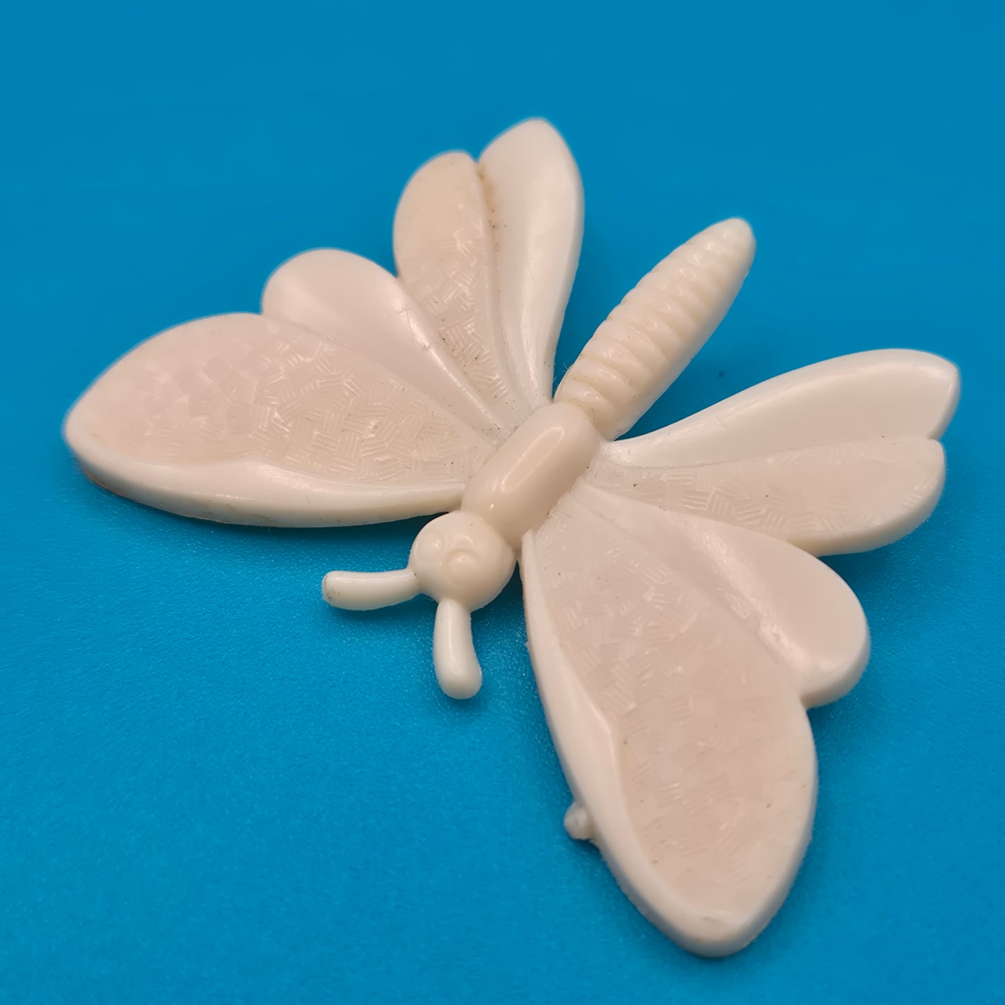 Vintage Schmetterlings-Brosche in Cremeweiß mit strukturierter Oberfläche
