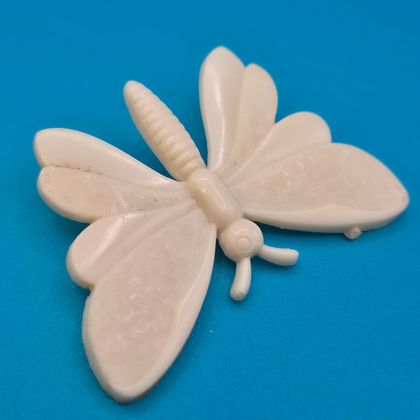 Vintage Schmetterlings-Brosche in Cremeweiß mit strukturierter Oberfläche