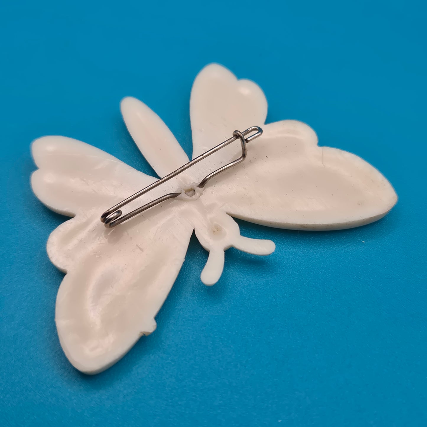 Vintage Schmetterlings-Brosche in Cremeweiß mit strukturierter Oberfläche