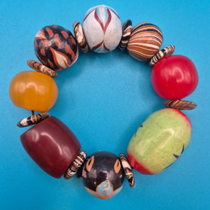 Buntes Vintage-Armband mit handbemalten Schmuckperlen und Akzenten