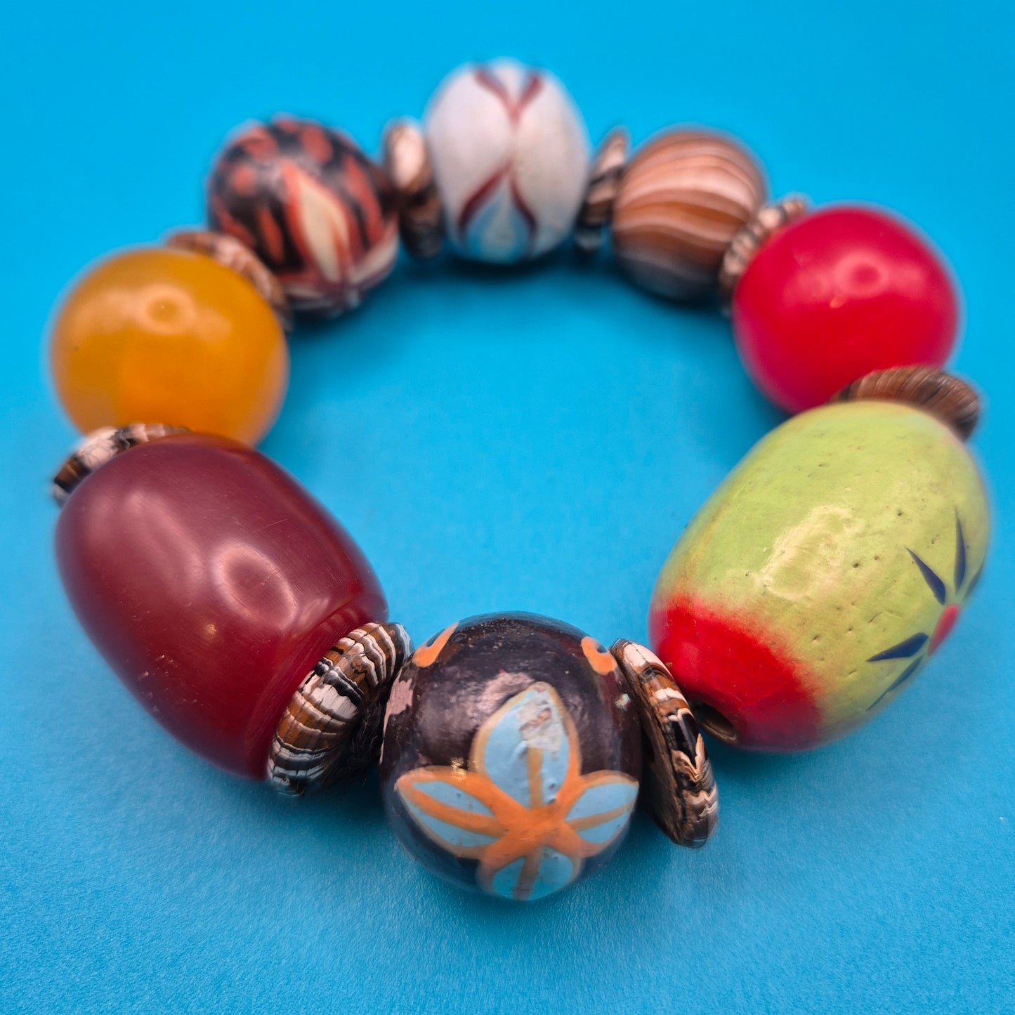 Buntes Vintage-Armband mit handbemalten Schmuckperlen und Akzenten