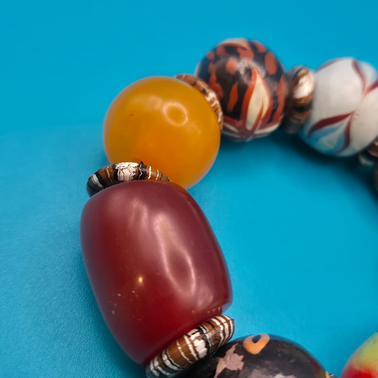 Buntes Vintage-Armband mit handbemalten Schmuckperlen und Akzenten