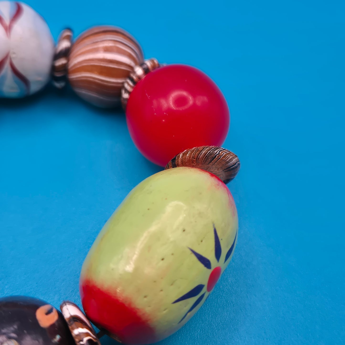 Buntes Vintage-Armband mit handbemalten Schmuckperlen und Akzenten