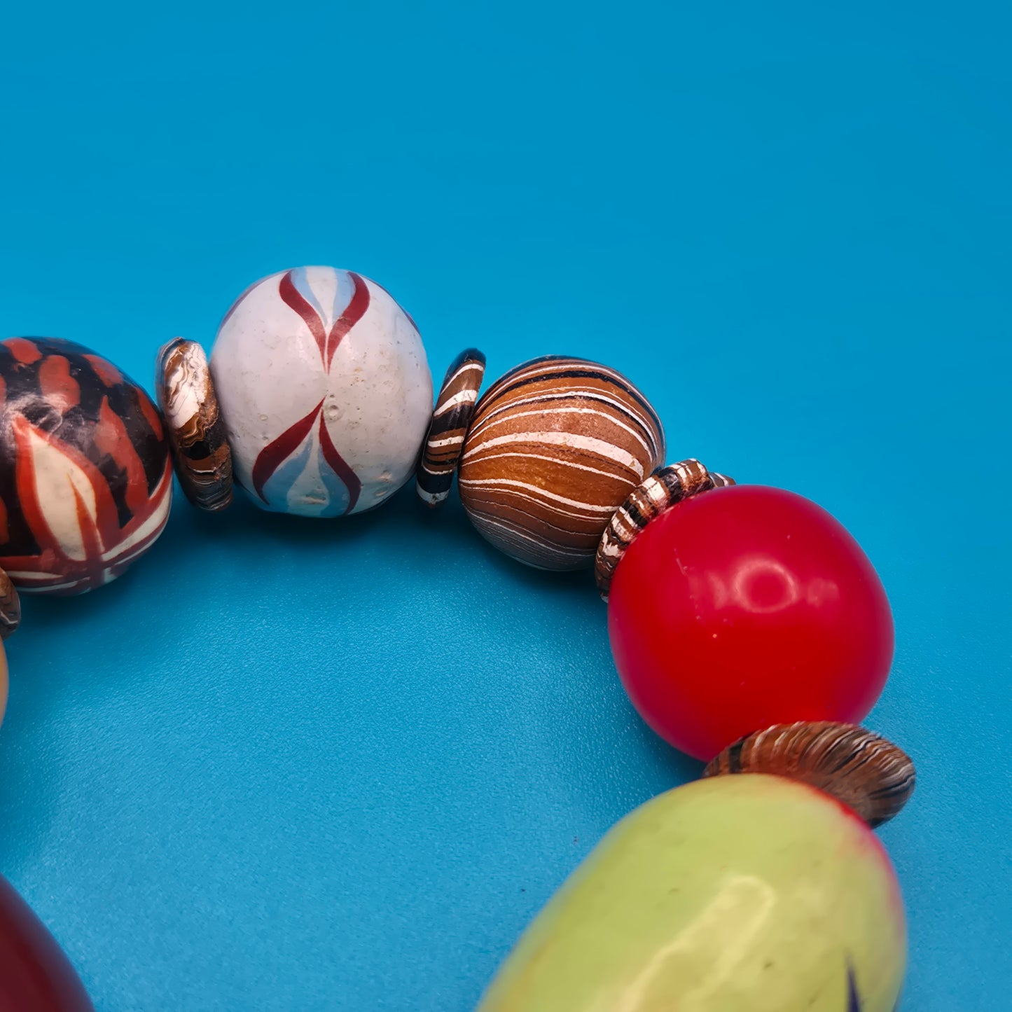 Buntes Vintage-Armband mit handbemalten Schmuckperlen und Akzenten